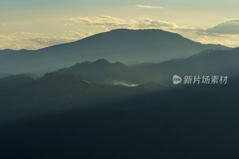 在泰国清迈省的Doi Luang Chiang Dao日出时的美丽景色。